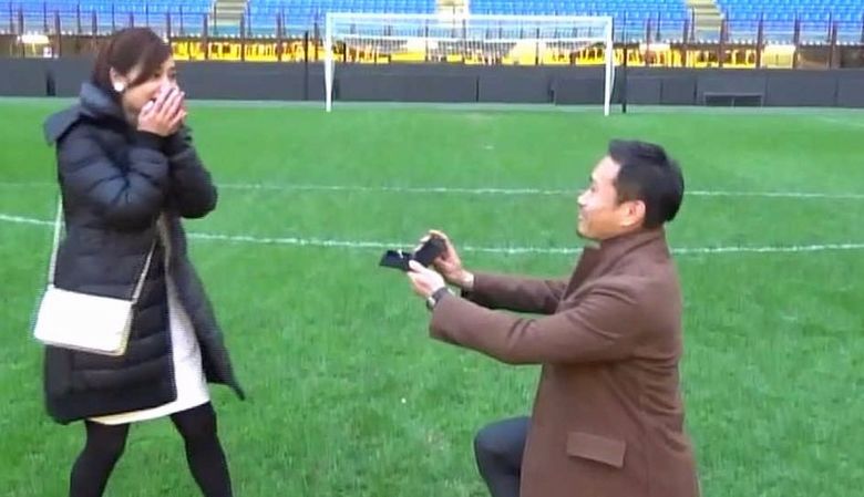 Nagatomo proposal to Airi.jpg Nagatomo proposal to Airi.jpg